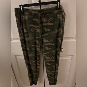 SO brand Kohls camouflage joggers. Size M.